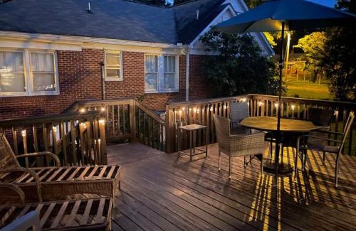 Earlewood House | Inviting 2BR Getaway in Earlewood with Hot Tub
