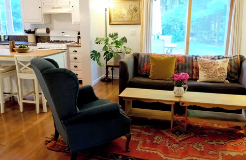 Sheffield House | Inviting 3-Bedroom Cottage with Pool and Breakfast Included