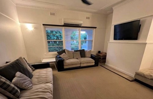 Shepparton House | Inviting 3 Bedroom Retreat on Anzac Street for Families