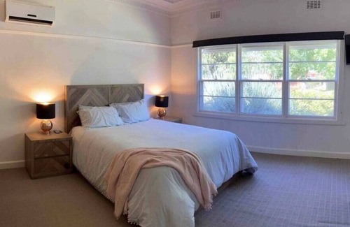 Shepparton House | Inviting 3 Bedroom Retreat on Anzac Street for Families