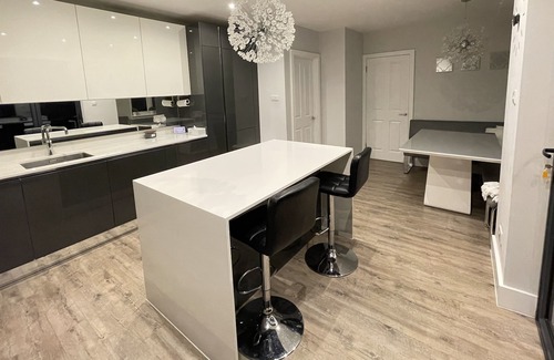 London Borough of Bromley Villa | Cheerful 3-bedroom home with office space, walking distance from shops & cinema