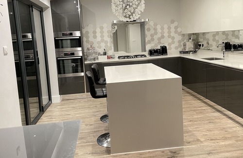 London Borough of Bromley Villa | Cheerful 3-bedroom home with office space, walking distance from shops & cinema