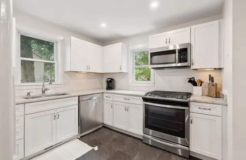 Oakhurst House | Cheerful 3 Bedroom Home 4 Miles to Uptown CLT!