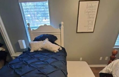 Johnson City House | Cheerful 3-bedroom a short walk to downtown square