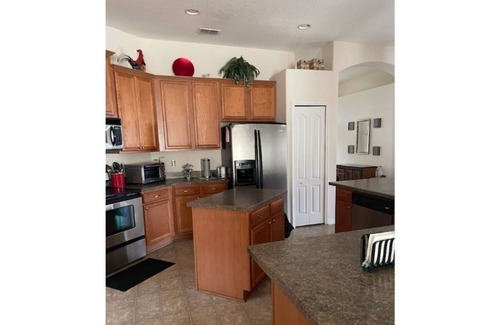 OakLeaf Plantation House | Cheerful 3 bedroom and 2 bathroom room house on a pond.