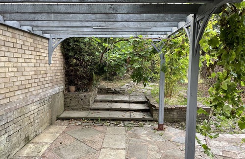 Luton House | Welcoming 3 Bedroom Home with Parking & Free Internet