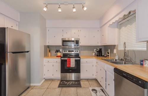 Jacksonville House | Welcoming 3 BR Home with Breakfast & Pet-Friendly Amenities