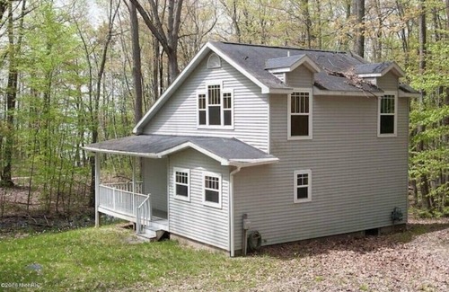 Evart Cottage | Bright 3-Bed Cottage with Lake Access on Chippewa Lake