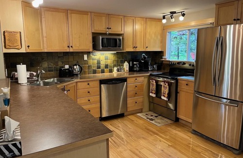 East Kootenay Cabin | Inviting 3-Bedroom Cabin with Indoor Fireplace & Lake View