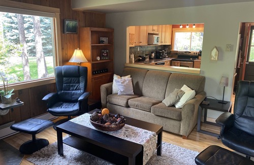 East Kootenay Cabin | Inviting 3-Bedroom Cabin with Indoor Fireplace & Lake View