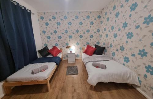 Hillingdon Apartment | Inviting 4/5 Bed House Near Heathrow for Your Stay