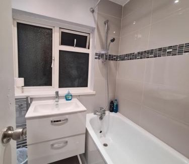 Hillingdon Apartment | Inviting 4/5 Bed House Near Heathrow for Your Stay