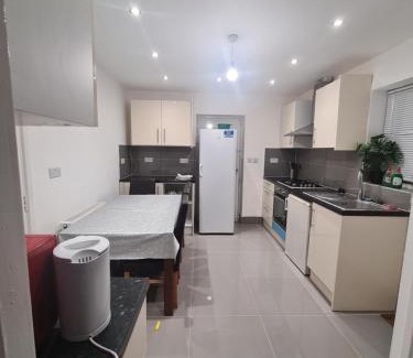 Hillingdon Apartment | Inviting 4/5 Bed House Near Heathrow for Your Stay