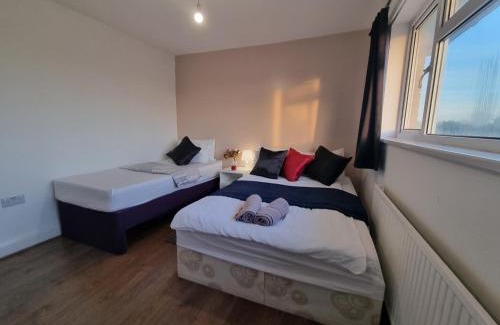 Hillingdon Apartment | Inviting 4/5 Bed House Near Heathrow for Your Stay