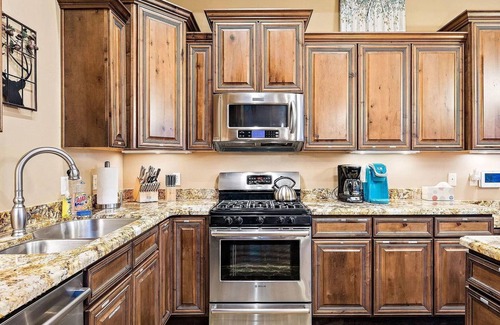 Brian Head Cabin | Inviting 4-Bed Cabin with Hot Tub & Spa Amenities