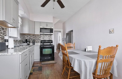 Belleville House | Bright 4 Bedroom House - Family Friendly & Fully Equipped