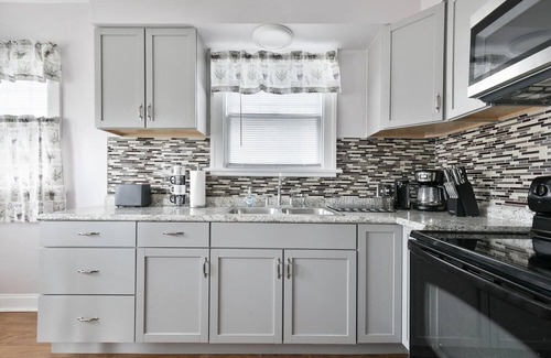 Belleville House | Bright 4 Bedroom House - Family Friendly & Fully Equipped