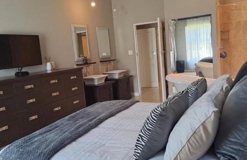 Katberg Apartment | Inviting 4 Bedroom Retreat with Pool in Golf Estate