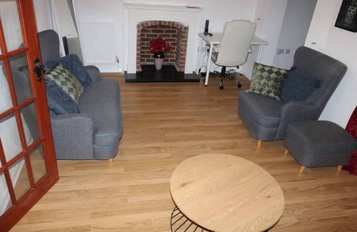 Mapperley House | Inviting 4-Bedroom House with Driveway for Your Getaway