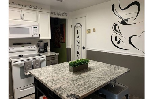 Trotwood House | Bright 4BR "Ravishing Ranch" - Guest Rated: 9.6/10!
