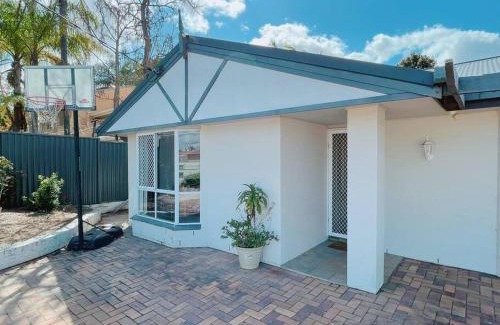 Hillcrest House | Bright 5 Bedroom Holiday Retreat with Family-Friendly Amenities