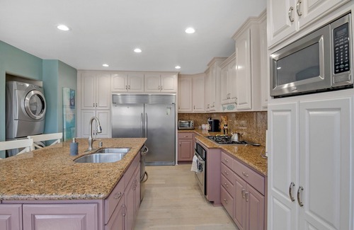 Northwest San Pedro Villa | Cheerful 6-Bedroom Villa by the sea with hot tub