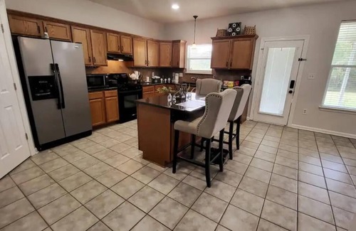 Sunshine House | Inviting 6BR Retreat Between LSU & NOLA with Spa Access