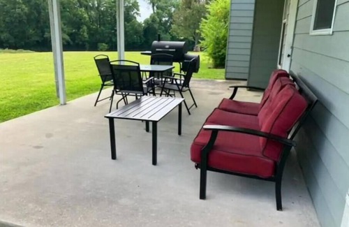 Sunshine House | Inviting 6BR Retreat Between LSU & NOLA with Spa Access