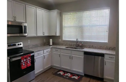 Trafalgar Village House | Cheerful and relaxing 3 bedrooms townhouse