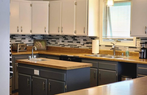 Northeast Anchorage House | Bright Family Home with Kitchen - Ideal for Groups Up to 16