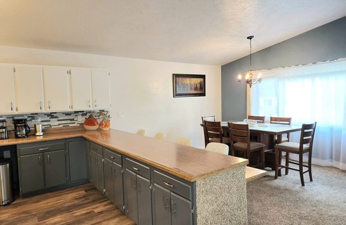 Northeast Anchorage House | Bright Family Home with Kitchen - Ideal for Groups Up to 16