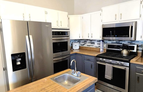 Northeast Anchorage House | Bright Family Home with Kitchen - Ideal for Groups Up to 16
