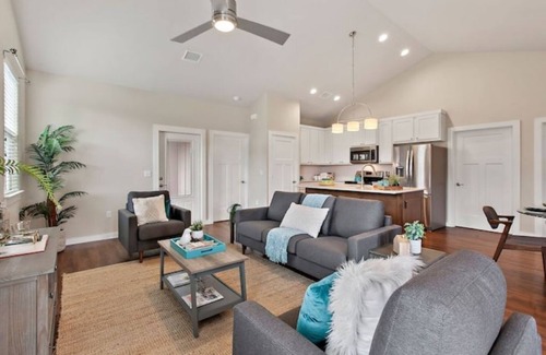 Dripping Springs House | Cheerful & Bright 2 Bedroom Relocation Rental