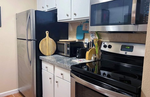 El Lago Condo | Idyllic Seabrook-Kemah Condo with Oceanfront Views & Pool