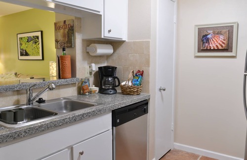 El Lago Condo | Idyllic Seabrook-Kemah Condo with Oceanfront Views & Pool