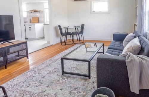 Dieppe House | Cheerful + Central 2 bdrm - Smart TV + Laundry