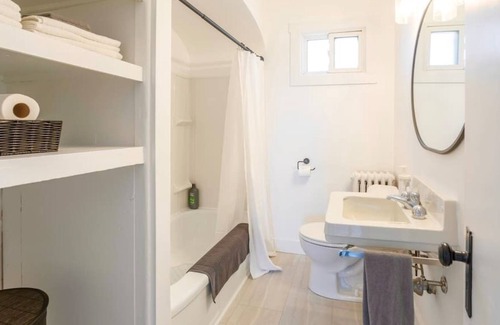 Dieppe House | Cheerful + Central 2 bdrm - Smart TV + Laundry
