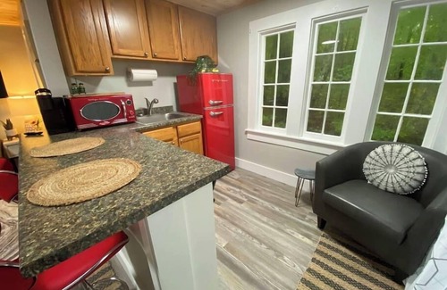 Edgecomb Cottage | Delightful Cottage with Spa & Family-Friendly Amenities