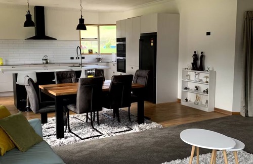 Dunedin House | Cheerful country home with 3-bedrooms, 2-bathrooms