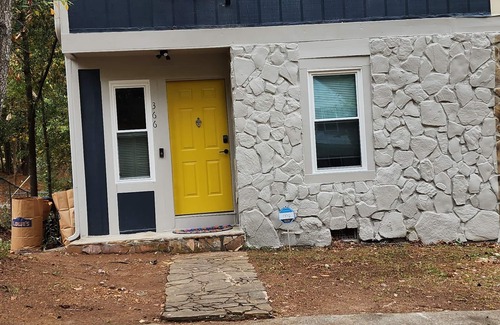 Marietta House | Delightful Townhouse Near Stadium & Downtown Attractions