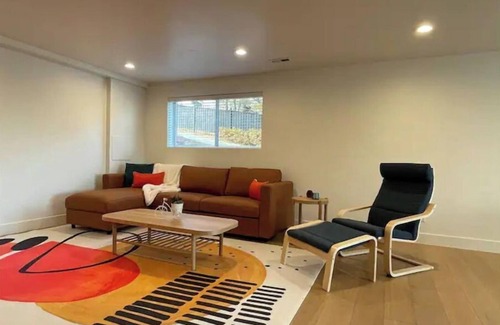 Granite Ridge House | Vibrant Designer Condo with City & Mountain Views