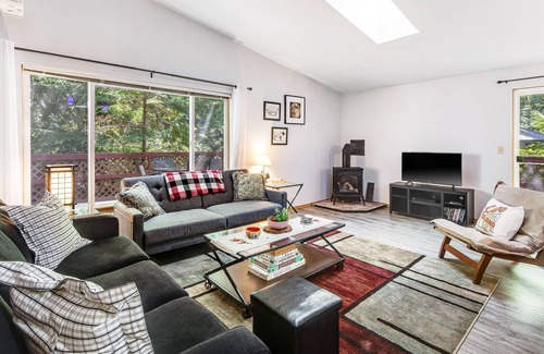 Burley House | Cheerful, Dog-Friendly Home with Shared Hot Tub and Pool, Full Kitchen, & Deck