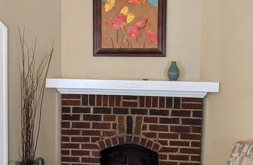 Athens House | Bright Eclectic Bungalow in Pet-Friendly Neighborhood