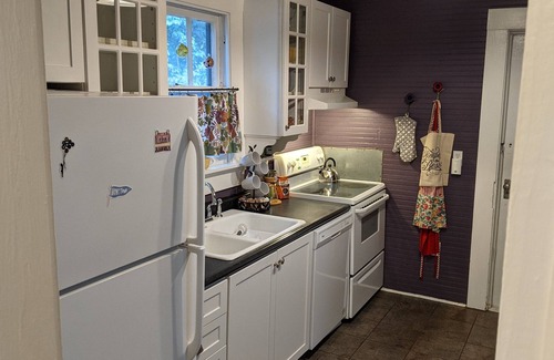 Athens House | Bright Eclectic Bungalow in Pet-Friendly Neighborhood