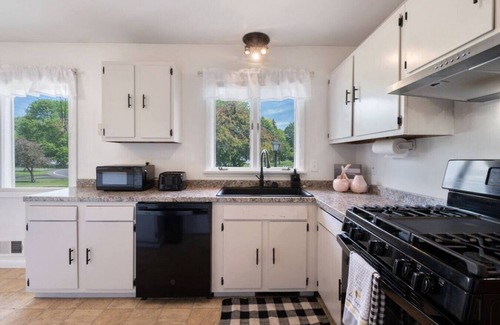Henrietta House | Pet-Friendly Henrietta: 4BDRM with Kitchen & High Rating