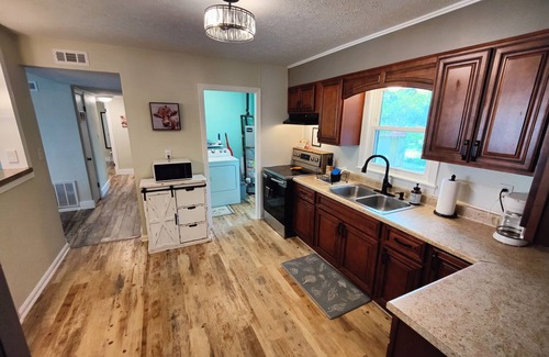 Campbellsville House | Cozy Family Retreat in Central Kentucky with Great Amenities
