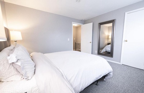Charlotte House | Bright Home with Free Parking and WiFi - Rated 8.7/10