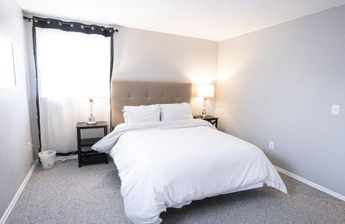 Charlotte House | Bright Home with Free Parking and WiFi - Rated 8.7/10