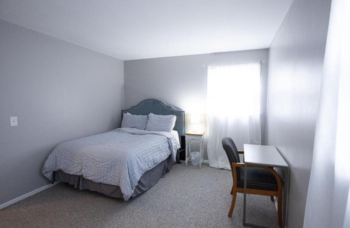 Charlotte House | Bright Home with Free Parking and WiFi - Rated 8.7/10