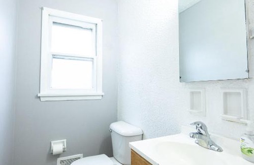 Charlotte House | Bright Home with Free Parking and WiFi - Rated 8.7/10